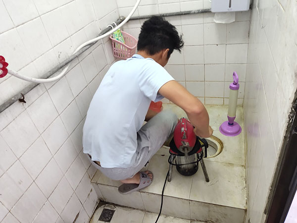 兰洋镇管道堵塞冒臭气 专业师傅现场解决问题
